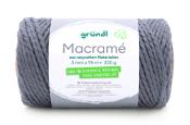Grau farbige Makramee-Wolle auf einer Rolle. Material aus recycelten Fasern, geeignet für verschiedene Bastelprojekte.