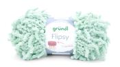Grüner Wollknäuel mit flauschiger Struktur. Verpackung zeigt ein Beispiel für ein gestricktes Möbelstück.