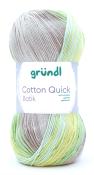 Garnknäuel in sanften Farben, hauptsächlich in Beige, Grün und Gelb. Beschriftung mit 'Cotton Quick Batik' von gründl.