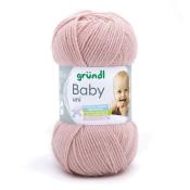 Rosa Wollknäuel für Babys. Weiches Material, geeignet für empfindliche Haut. Verpackung mit einem Bild eines lächelnden Babys.