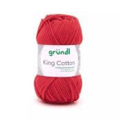 Rotes Garn in einem Knäuel. Beschriftung mit dem Namen 'King Cotton' und Informationen über das Material.