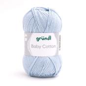 Häkelgarn in hellblauer Farbe. Verpackt in einer runden Form mit einem Etikett.