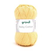 Gelbes Garn in einem runden Knäuel. Beschriftung mit 'gründl Baby Cotton'. Weiches, feines Material.