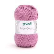 Rosa Garnknäuel mit der Bezeichnung Baby Cotton. Die Oberfläche ist glatt und gleichmäßig.