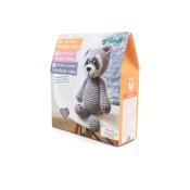 Häkelset für einen Waschbären namens Wilma. Verpackung zeigt das fertige Produkt und enthält Anleitungen.