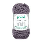 Garn in lila Farbe, verpackt in einem Etikett mit der Aufschrift 'gründl Cotton Quick mini'. Das Garn ist weich und hat eine strukturierte Oberfläche.