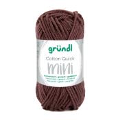 Braunes Baumwollgarn in Mini-Größe. Verpackt mit einem weißen Etikett. Aufschrift 'Cotton Quick mini' in grüner und grauer Schrift.