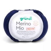 Dunkelblaues Wollknäuel mit der Aufschrift 'gründl Merino Mio'. 100 % Schurwolle, 50 g, 125 m.
