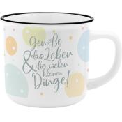 Weiße Tasse mit bunten Punkten. Aufdruck mit dem Text 'Genieße das Leben & die vielen kleinen Dinge!'.