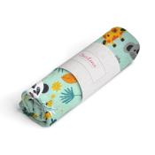 Ein zusammengerolltes Tuch mit bunten Tiermotiven. Die Farben sind hellgrün, gelb und orange.