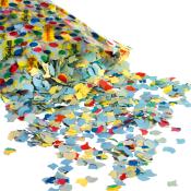 Tüte mit buntem Konfetti in verschiedenen Farben. Konfetti liegt verstreut auf einer weißen Fläche.