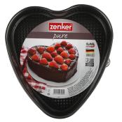 Herzförmige Kuchenform von Zenker. Auf dem Bild ein Schokoladenkuchen mit Erdbeeren.