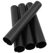 Vier schwarze, runde Rohre aus mattem Material. Sie sind nebeneinander angeordnet.