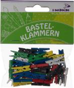 Packung mit bunten Bastelklammern. Farben: rot, blau, grün, gelb, schwarz, grau. Klammern sind aus Holz und haben eine einfache Form.