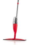 roter Wischmopp mit langem Griff. Der Kopf hat eine flache, breite Form.