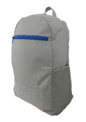 grauer Rucksack mit blauer Reissverschluss-Tasche vorne. Seitlich ein Netzfach.