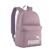 lila Rucksack mit einem großen Hauptfach und einem vorderen Reißverschlussfach. Auf der Vorderseite ist das Puma Logo.