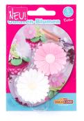 Verpackung mit essbaren Blüten. Sechs Stück, zwei pinke und zwei weiße Blumen. Dekorationsartikel für Backwaren.
