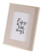 Rahmen in hellen Farben mit goldenen Akzenten. Text im Inneren: 'Enjoy the little things'.