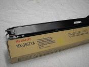 Schwarzer Toner für Drucker in einer braunen Verpackung. Auf der Box steht die Modellnummer MX-31GTYA.