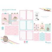 A5 Projektbuch mit Pusheen-Motiv. Enthält Seiten mit Linien und Illustrationen.