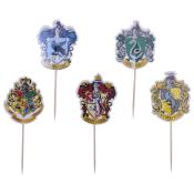 Fünf Wappen auf Spießen. Farben: Blau, Rot, Grün, Gelb. Wappen für die Häuser: Ravenclaw, Gryffindor, Slytherin, Hufflepuff. Wappen mit Symbolen und Schriftzügen.