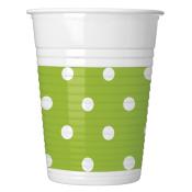 Grüner Becher mit weißen Punkten. Der Becher hat eine gerippte Oberfläche.