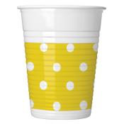 Gelber Becher mit weißen Punkten. Kunststoffmaterial, leicht und rund.