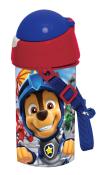 Trinkbecher mit einem bunten Motiv eines Hundes in einem blauen Helm. Der Becher hat einen roten Deckel und einen Tragegurt.