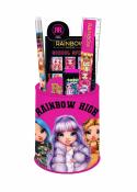 Bleistiftbecher mit buntem Design. Enthält verschiedene Schreibwaren: Bleistifte, Lineal, Notizblock. Figuren von Rainbow High auf dem Becher.