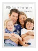 Familienfoto mit vier Personen. Alle lächeln und sitzen eng beieinander.