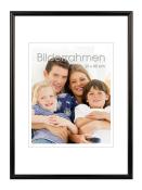 Familienfoto mit vier Personen. Lächelnde Gesichter, entspannte Atmosphäre.