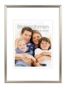 Familienfoto mit vier Personen. Lächelnde Gesichter, entspannte Pose auf einer Couch.