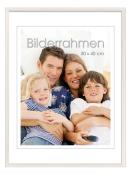 Familienfoto mit vier Personen. Zwei Kinder, ein Junge und ein Mädchen, umarmen einen Mann und eine Frau. Alle lächeln. Helle, freundliche Umgebung.