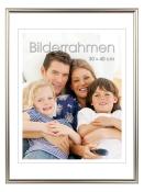 Familienfoto mit vier Personen. Lächelnde Gesichter, entspannte Atmosphäre.