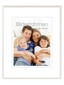 Familienfoto mit vier Personen. Lächelnde Gesichter. Zwei Kinder, ein Junge und ein Mädchen, umarmen die Eltern. Helle, freundliche Farben. Rahmen in Silber.