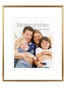 Familienfoto mit vier Personen. Lächelnde Gesichter, entspannte Atmosphäre.