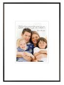 Familienfoto mit vier Personen. Lächelnde Gesichter, entspannte Pose.
