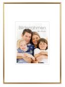 Familienfoto mit vier Personen. Zwei Kinder und zwei Erwachsene lächeln zusammen.