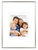 Familienfoto mit vier Personen, die eng zusammen sitzen. Lächelnde Gesichter, helle Kleidung.