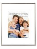 Familienfoto mit vier Personen. Lächelnde Gesichter. Zwei Kinder, ein Junge und ein Mädchen, umarmen die Eltern. Helle, freundliche Farben. Rahmen mit der Aufschrift 'Bilderrahmen 40 x 50 cm'.