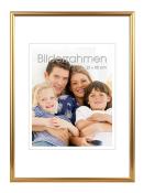 Familienfoto mit vier Personen. Zwei Kinder und zwei Erwachsene. Lächelnde Gesichter. Goldener Bilderrahmen. Text: 'Bilderrahmen 21 x 30 cm'.