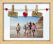 Familie am Strand, fünf Personen. Glückliche Stimmung, Sonne und Meer im Hintergrund.