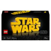 LEGO Set mit dem Schriftzug Star Wars in gelber Farbe. Verpackung zeigt 700 Teile und ist für Erwachsene ab 18 Jahren.