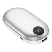 Silberner Powerbank mit digitaler Anzeige. Kompakte, ovale Form mit USB-Anschluss.