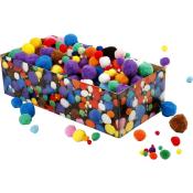 Bunte Pompons in verschiedenen Größen. In einer dekorativen Box mit vielen weiteren Pompons.