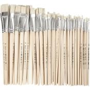 Set von Pinsel mit verschiedenen Größen. Die Griffe sind aus Holz und die Borsten sind hell.