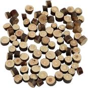 Kleine Holzscheiben, unterschiedlich groß. Rund und flach, mit brauner Rinde außen und hellem Holz innen. Unsortiert auf einer Fläche verteilt.