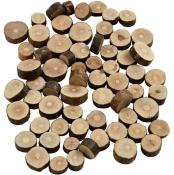Viele kleine Holzscheiben in verschiedenen Größen. Die Oberflächen sind hell mit dunklen Rändern.