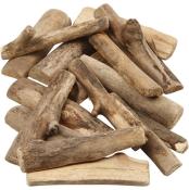 Eine Ansammlung von kleinen, unregelmäßig geformten Holzstücken. Die Oberfläche ist rau und zeigt natürliche Farbtöne.